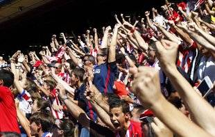 La afición atlética celebra uno de los goles ante el Valencia