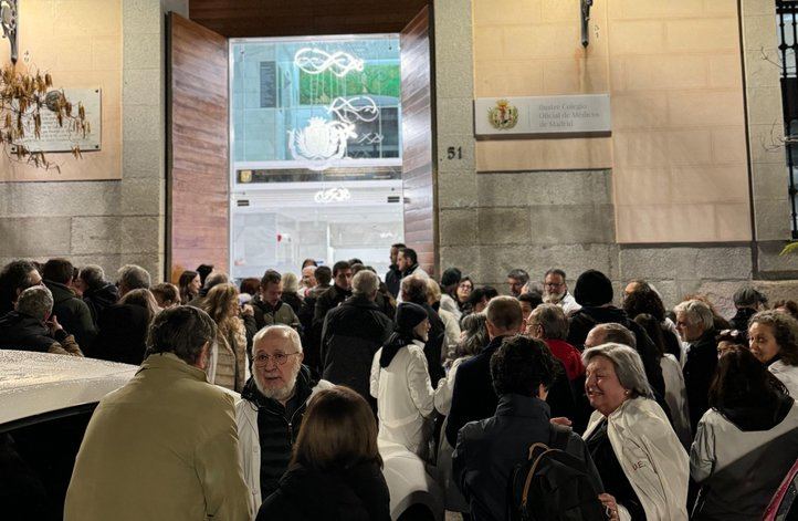 Protesta ante el Colegio de Médicos