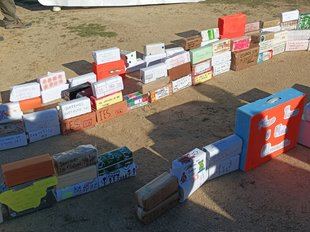 Familias de Los Molinos en Getafe colocan ladrillos simbólicos donde esperan un instituto