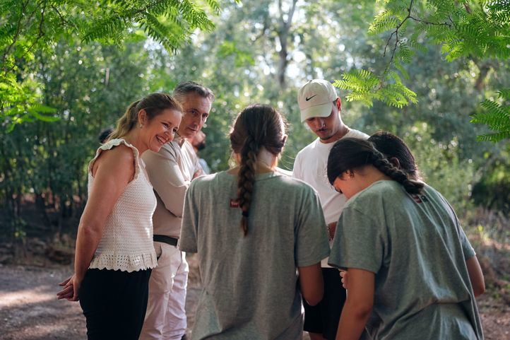 Los consejeros con participantes del campamento Modo Avión