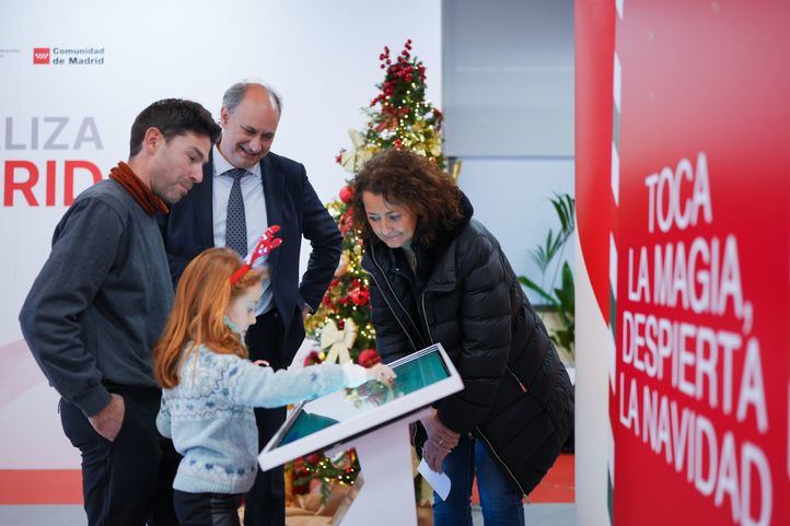 El consejero de Digitalización de la Comunidad de Madrid, Miguel López-Valverde, ha visitado el espacio de juegos y actividades interactivas del Centro de Innovación Digitaliza Madrid