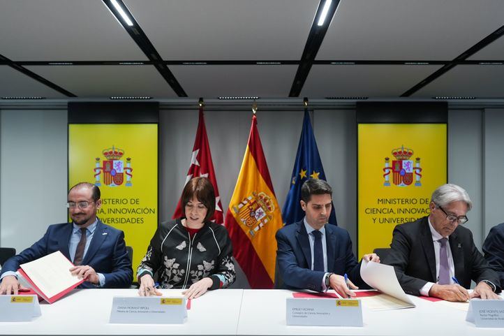 Emilio Viciana y Diana Morant firman el convenio del Programa María Goyri para incorporar más profesores universitarios