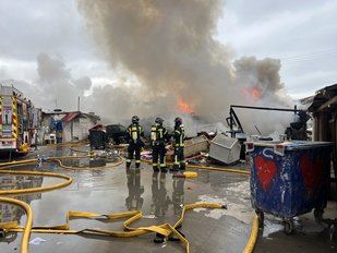Bomberos intervienen para extinguir un incendio de chabolas en Fuencarral