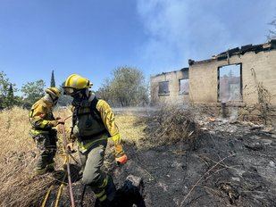 Controlado un incendio de pasto y vegetación en Colmenarejo con dos casas afectadas