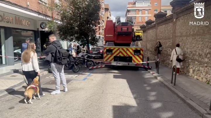 Bomberos en el incendio de un apartamento en la calle Jorge Juan