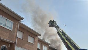 Un incendio sin heridos arrasa un adosado en Arganda del Rey