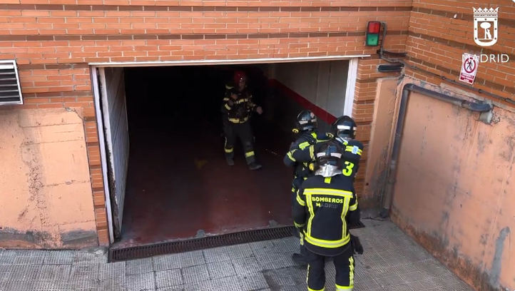 Los bomberos de Madrid intervienen en un incnedio en un garaje privado de Villaverde
