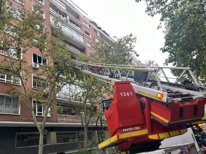 Los bomberos intervienen en el incendio de un piso en el paseo de la Castellana