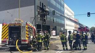 Extinguido un aparatoso incendio en un edificio de oficinas en San Blas