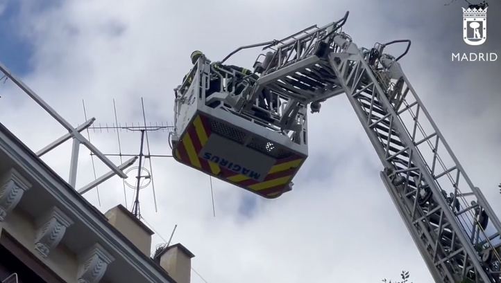 Los bomberos intervienen en un incendio en la calle Canarias