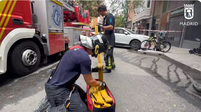 Bomberos intervienen en el incendio de un piso en Chamartín