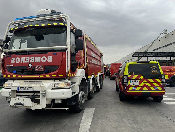 Incendio en la cubierta de una nave industrial en Meco