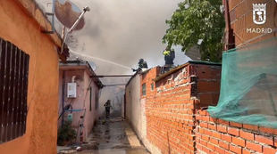 Controlado un incendio en el Sector 6 de la Cañada tras afectar a varias chabolas y una nave
