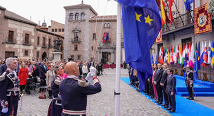Madrid celebra el Día de Europa con el izado de la bandera europea en la plaza de la Villa