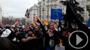 Manifestantes de Jusapol rompen el cordón de seguridad frente al Congreso