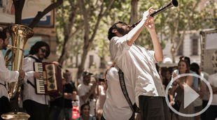 Los músicos de la calle siguen tocando desde sus casas