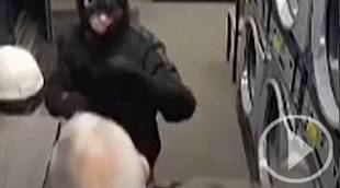 Un hombre de 84 años hace frente a un ladrón en una lavandería