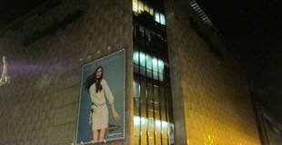 El Corte Inglés apaga las luces de sus fachadas más emblemáticas durante 'La Hora del Planeta'