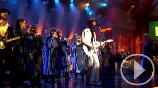 Leiva sorprende en La Revuelta junto a grandes figuras de la música