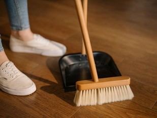 Cómo realizar la limpieza de la vivienda antes y después del verano