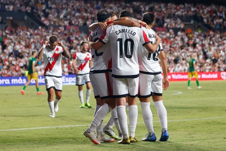 Los jugadores del Rayo Vallecano celebran uno de los goles que les dieron el paso a Europa