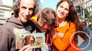 Macario, elige el décimo de lotería de Navidad del Refugio