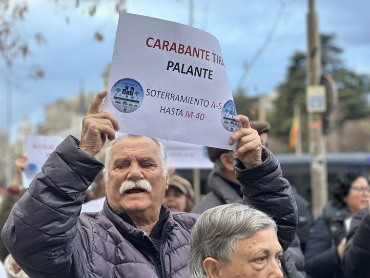 Uno de los vecinos concentrados para pedir el soterramiento de la A-5 hasta la M-40