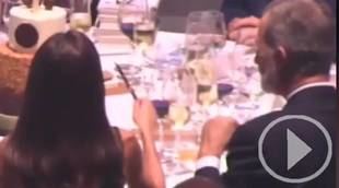 El manotazo de Felipe VI a la reina Letizia en los Premios Planeta