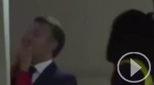 El manotazo de Brigitte Macron a su esposo sorprende y genera controversia en redes sociales