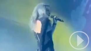 Mario Vaquerizo se cae del escenario en Cáceres