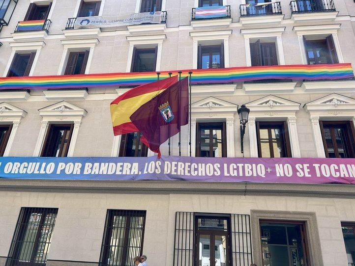 Banderas LGTBIQ+ en el Edificio de Grupos del Ayuntamiento de Madrid