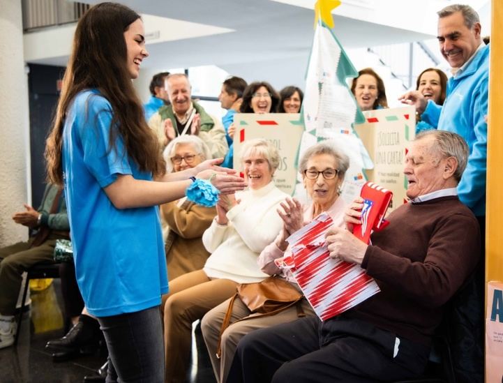 Mayores reciben sus regalos de CaixaBank gracias al programa El árbol de los sueños