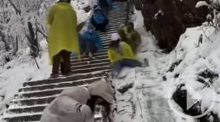 Varios turistas sufren caídas en unas escaleras congeladas de Huangshan