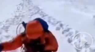 Cuerpos de montañeros fallecidos en el Everest caen montaña abajo