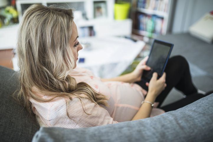 Mujer leyendo un libro electrónico