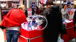 Comienza la campaña oficial de rebajas, y hay quien se acerca incluso con ayudantes