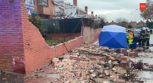 Muro de una propiedad derrumbado sobre la acera en Getafe