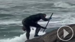 Arriesgar la vida por percebes, la realidad de la pesca en Muxía
