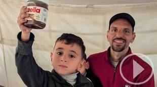 La alegría de dos niños en Gaza al recibir un tarro de Nutella