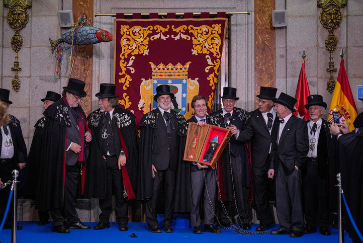 El alcalde con la Alegre Cofradía del Entierro de la Sardina