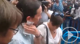 Pablo Iglesias recibido a huevazos por los taxistas
