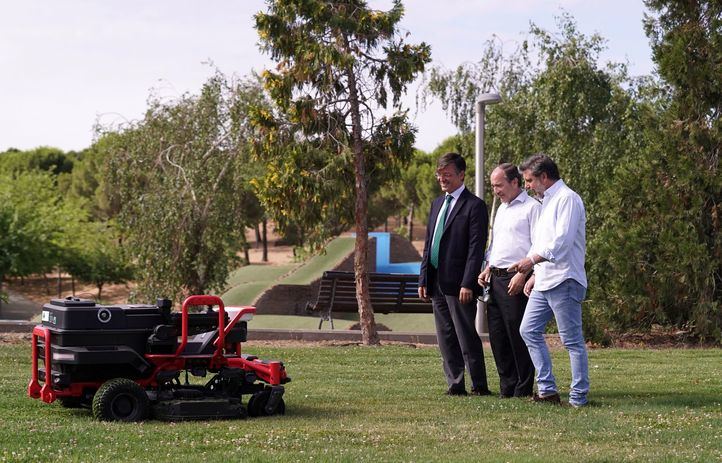 'La 'roomba' llega a los parques': Carabante presenta las nuevas segadoras autónomas