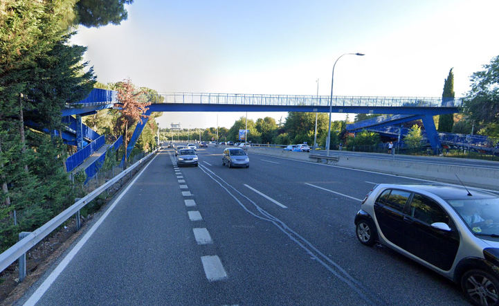 Pasarela peatonal sobre la A-3 en Santa Eugenia
