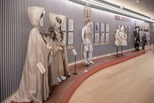 La muestra, que permanecerá el vestíbulo del centro hasta final de temporada, ha rescatado de almacenes y archivos todo tipo de documentos y objetos que sirvieron para recrear el mundo fantástico de Nieva.