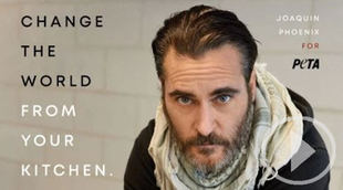 'Cambia el mundo desde tu cocina', la nueva campaña vegana de PETA con Joaquin Phoenix
