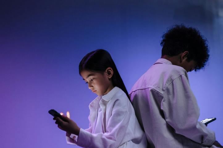 Niños con dispositivos tecnológicos.