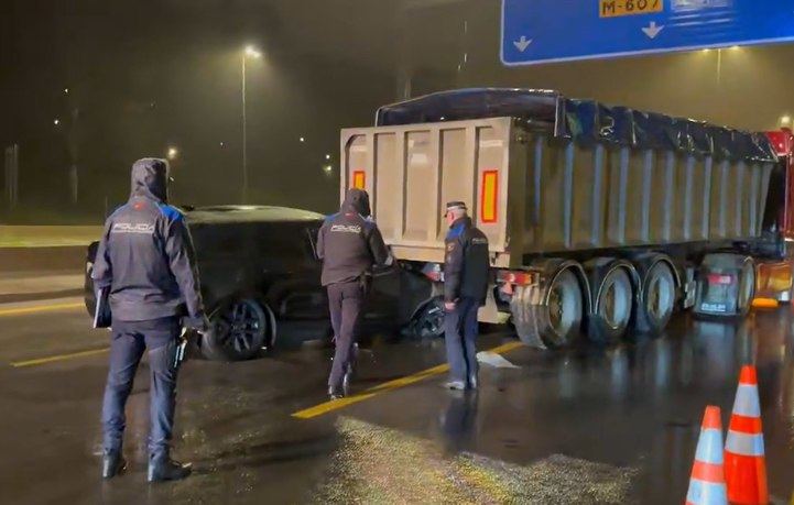 Turismo enganchado en el camión tras el accidente