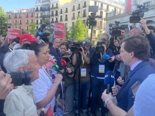 Familias increpando a Martínez-Almeida antes del acto Bloomberg CityLab