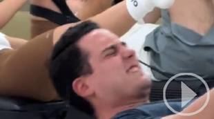Quién dijo que Pilates es fácil. La cara de estos hombres se hace viral