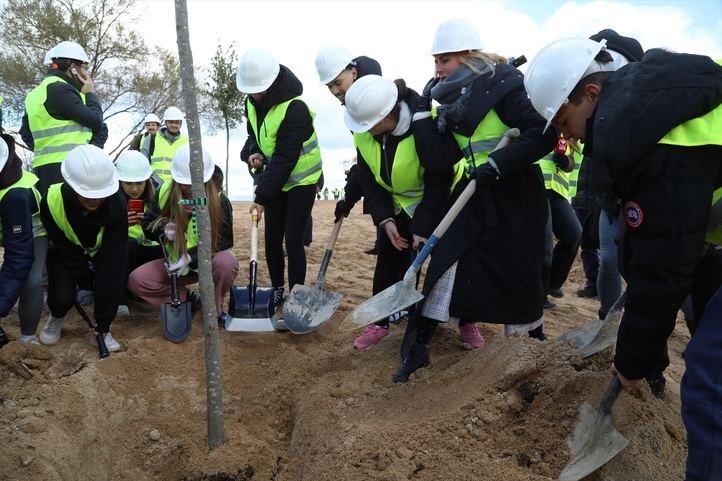 Plantación de árboles en el futuro parque forestal Princesa Leonor en Alcobendas